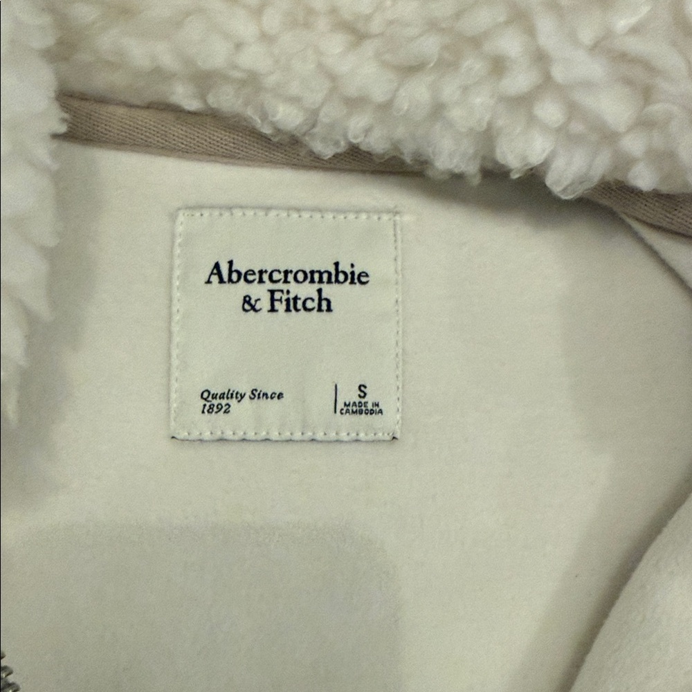 Abercrombie & Fitch Women's Sherpa Puffer - Cream and Tan - Picture 2 of 2